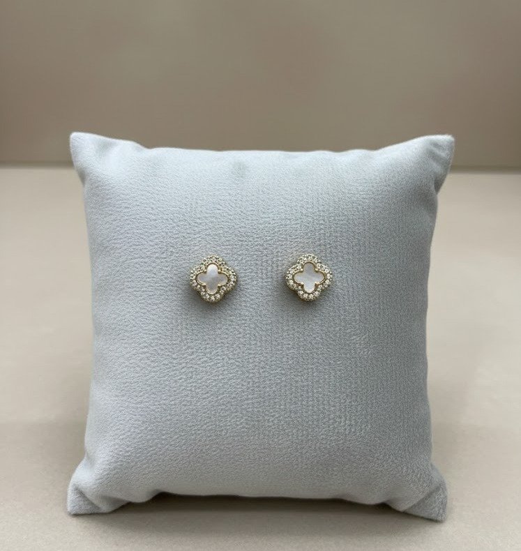 Brinco trevo com madreperola