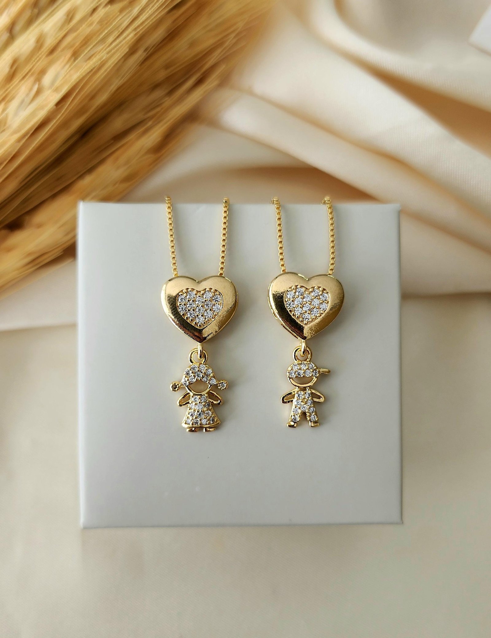 Colar coração cravejado com menino ou menina