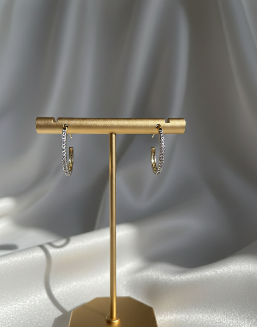 Argola cravejada de zircônias dentro e fora